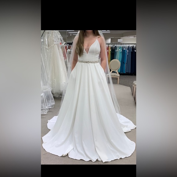Wedding dress. Brand new. - Picture 3 of 4